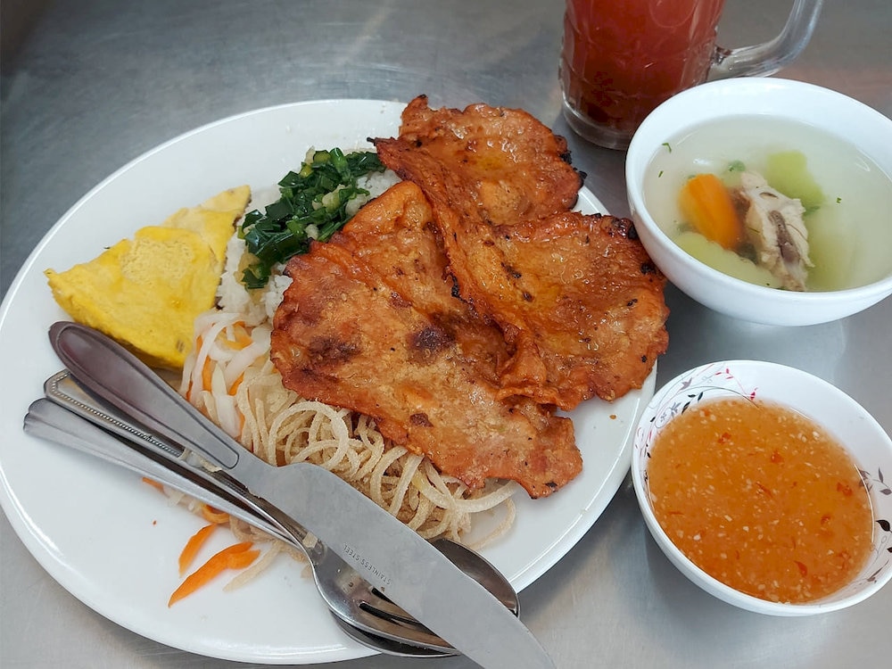 A modern, casual chain offering a wide variety of broken rice toppings in a bright, clean setting